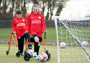 kinderen die framevoetbal spelen