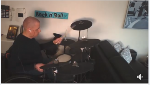 Maarten Eijsackers achter zijn drumstel