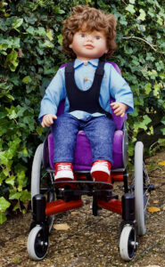 Pop Sam in kleine rolstoel